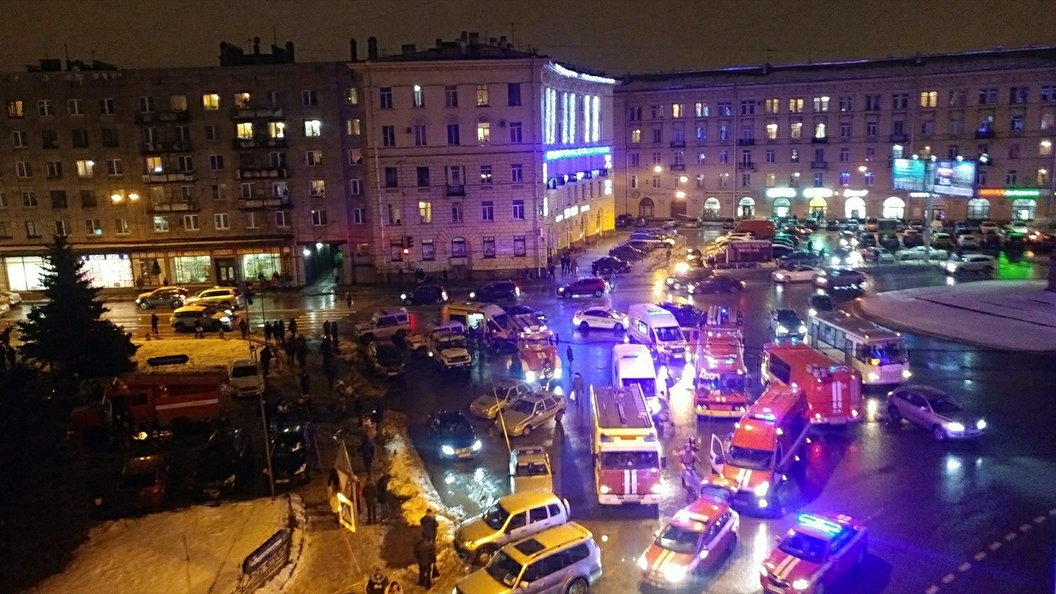 После взрыва в магазине жители Петербурга рванули к зданию, чтобы помочь раненым После взрыва в магазине жители Петербурга рванули к зданию, чтобы помочь раненым