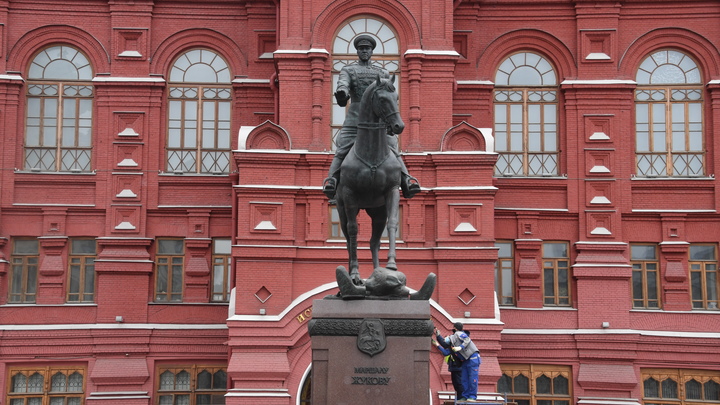 На памятник маршалу Жукову в Москве нанесли аббревиатуру ГУР