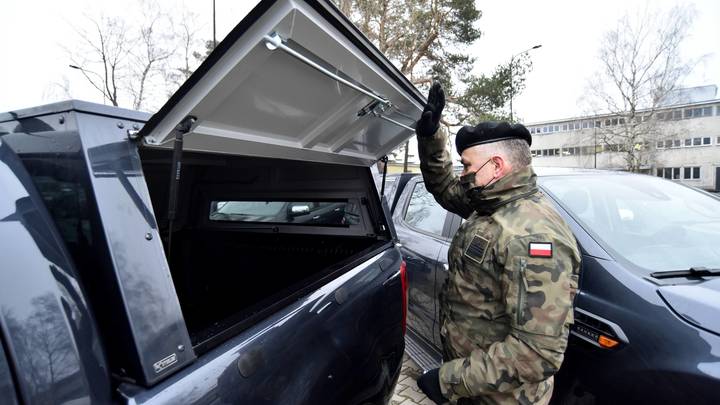 В украинской части Донбасса заметили польских военных. Переброску иностранных сил не удалось скрыть