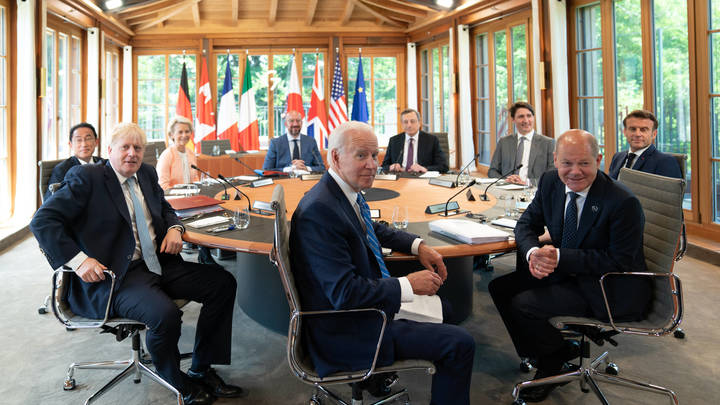 Круче Путина: Борис Джонсон предложил раздеться до пояса на саммите G7