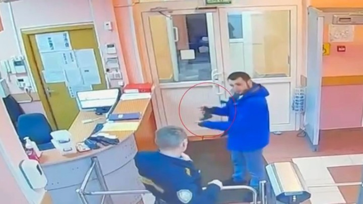 Росгвардия задержала пришедшего в школу с пистолетом мужчину в Москве