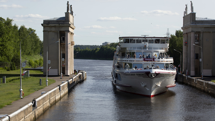 Круизный лайнер застрял в порту Сочи из-за сильного ветра