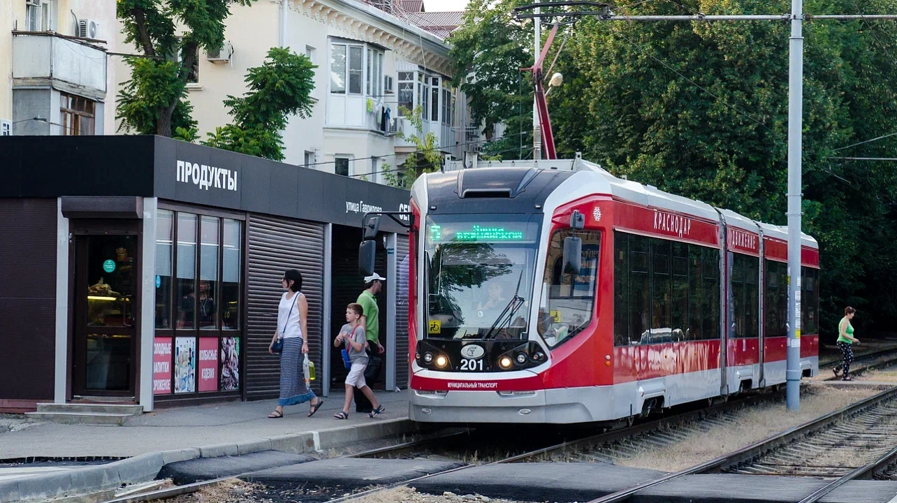 В Краснодаре встали трамваи из-за припаркованного рядом с рельсами авто