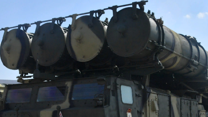 Дрожащие стёкла и работающая сигнализация: В Белгороде раздалась серия мощных взрывов