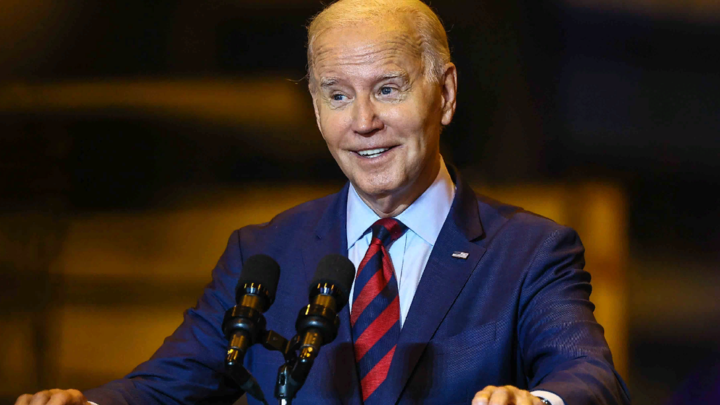 Байден вновь опозорился на публике: Президент попался сразу на нескольких странностях