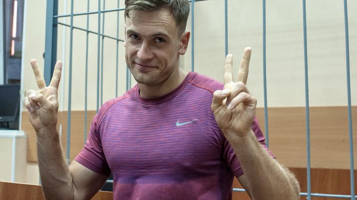 Встать перед танками и сорвать парад: BBC заявили о подготовке акции в Москве