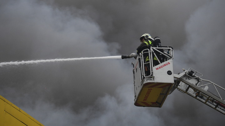 В Анапе пожарные тушат двухэтажный дом
