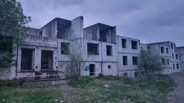 В Хабаровском крае школьника насмерть задавило бетонной плитой в заброшенном здании