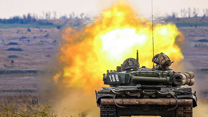 Под Бахмутом танки армии России уничтожают позиции ВСУ (Видео)