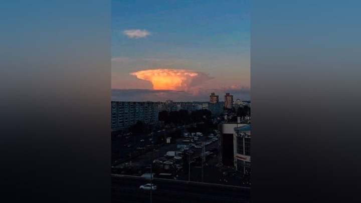 Огромное облако в виде «ядерного гриба» напугало жителей Казани