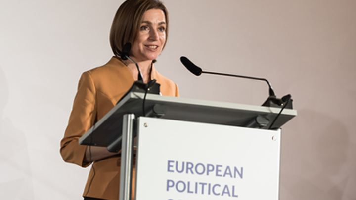 Молдавия официально переходит на язык Санду