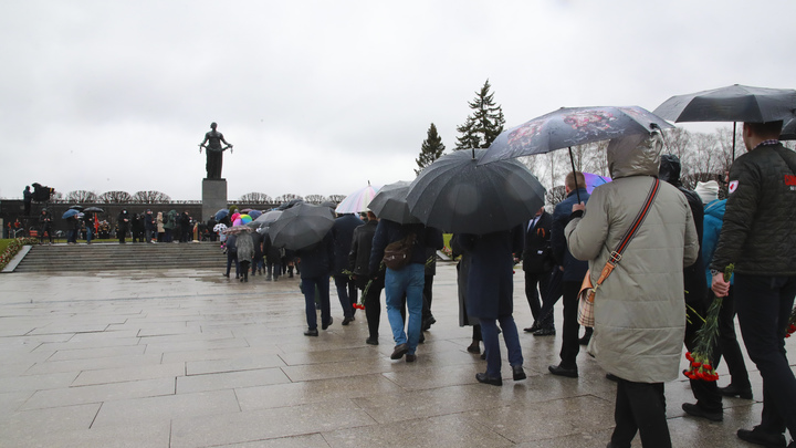 В Петербурге на Пискаревском кладбище почтили память погибших в годы Великой Отечественной войны