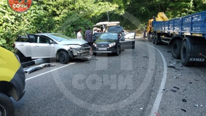 На трассе Джубга — Сочи парализовало движение из-за массового ДТП