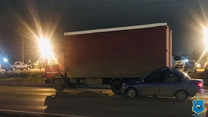 В Самаре водитель на Ладе влетел в припаркованный грузовик