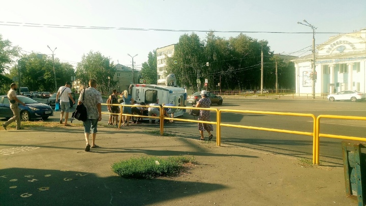 В Тольятти ДТП с перевернувшейся скорой: сообщаем подробности