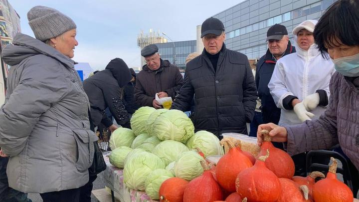Мэр Анатолий Локоть посетил социальную ярмарку на площади Маркса в Новосибирске