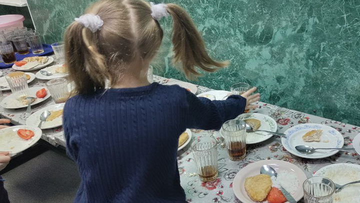 Во Владимире в школьных столовых поменяли меню и купят детям салфетки