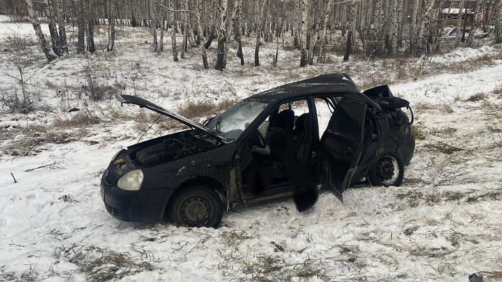 Скользкая трасса: Приора врезалась в грузовик и улетела в кювет