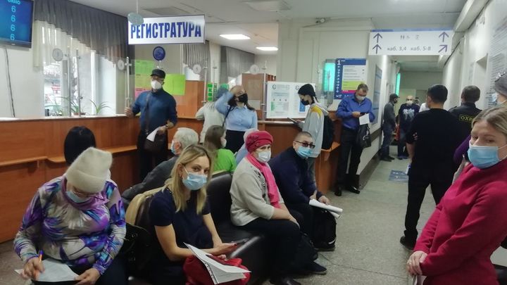 В поликлиниках Читы выстроились гигантские очереди из экс-антиваксеров