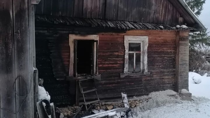 В страшном пожаре в Коноше найдено тело мужчины: проверку ведет СК