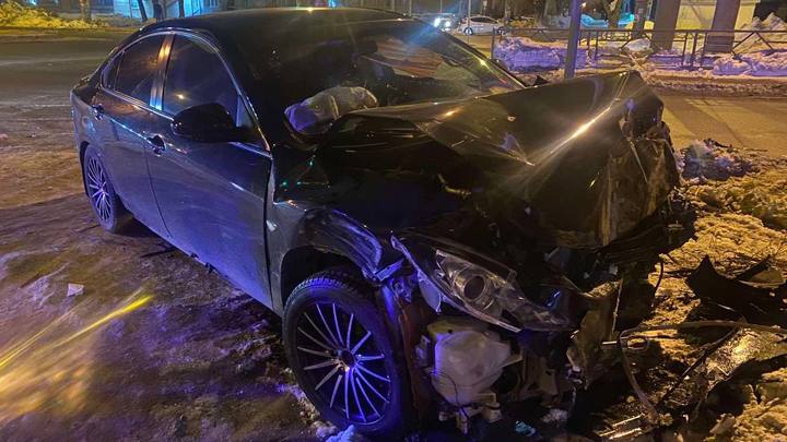 В Самаре Лада повернула налево и протаранила Мазду. Двое в больнице