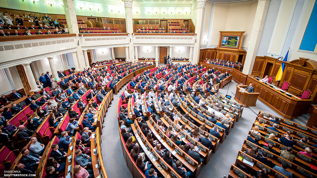 Украинские православные проводят молебен под Верховной радой