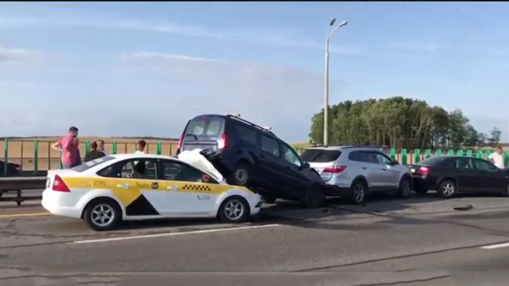 Девять машин устроили массовую аварию на МКАД