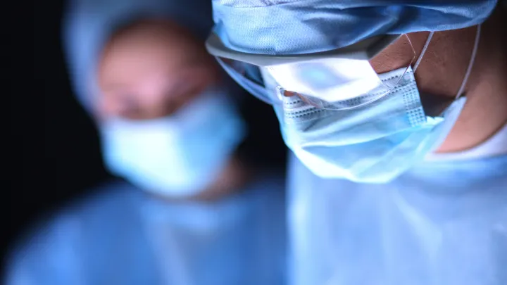 Он говорил, что всё прошло успешно: пациент умер после операции, а врач остался безнаказанным Он говорил, что всё прошло успешно: пациент умер после операции, а врач остался безнаказанным