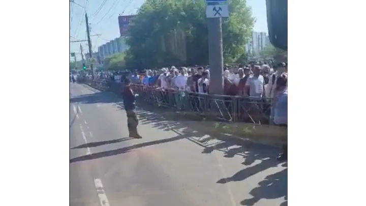 Тысячи мигрантов заполонили трассы Красноярска: горожане сняли видео