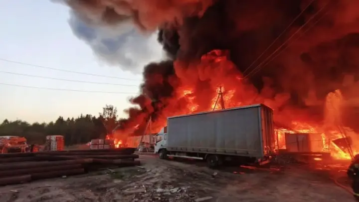 5000 «квадратов» огня: что известно о пожаре на складе автозапчастей под Дмитровом