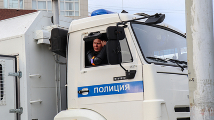 В Екатеринбурге КАМАЗ с заключенными проскочил на красный и снес легковой автомобиль