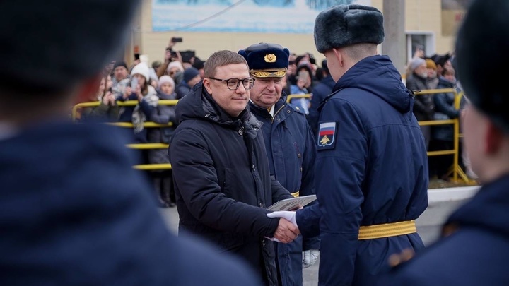 Губернатор Алексей Текслер вручил красные дипломы выпускникам Военно-воздушной академии