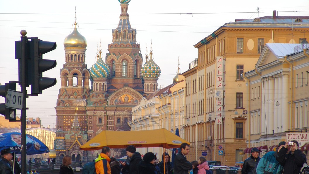 Петербург предлагает. Питер в июле. Туристы в Петербурге. Вид от Спаса на крови на Казанский вокзал. Задница на фоне Спаса на крови.