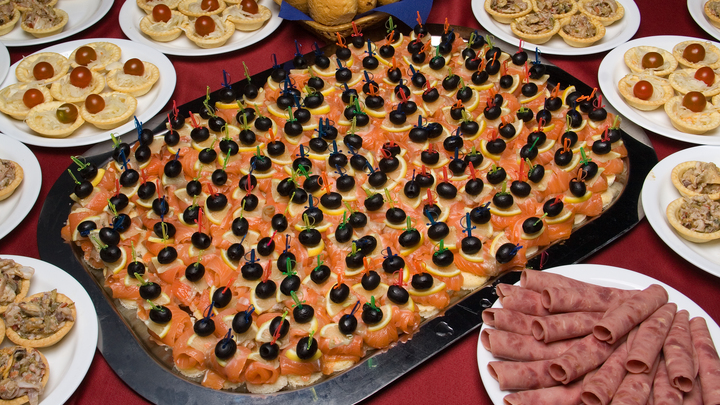 Русские туристы пытались вывезти из отеля Анталии 35 килограммов продуктов