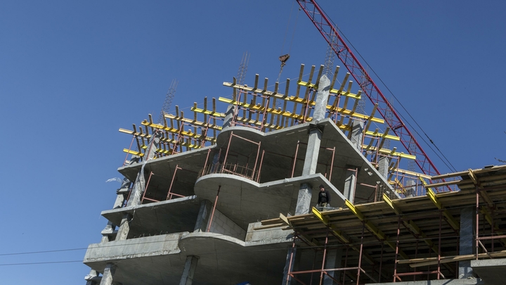 Молодым семьям в России придётся долго ждать жильё. В Счётной палате назвали сроки