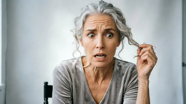 Блогеры врут, а наука нет: редкое мытье головы приводит к седине и облысению