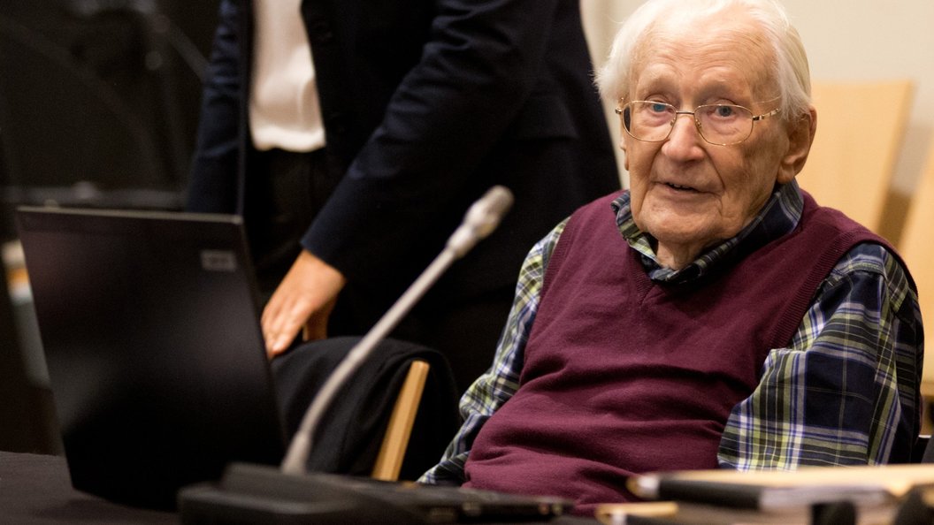 96-летний счетовод из Аушвица проведет годы до столетия в тюрьме 96-летний счетовод из Аушвица проведет годы до столетия в тюрьме