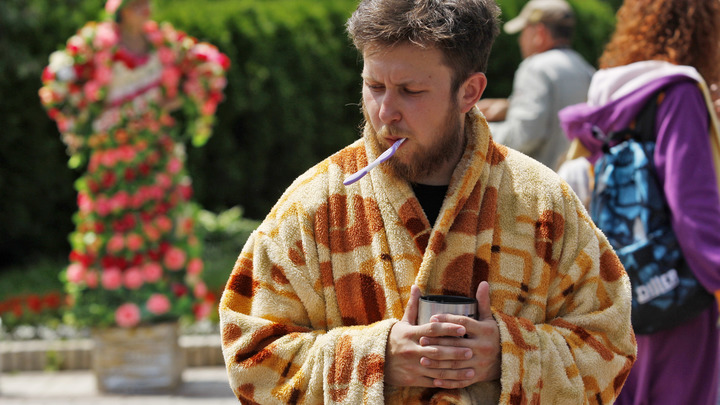 На улицу в домашнем халате? Известный дизайнер спрогнозировал модные тренды после карантина