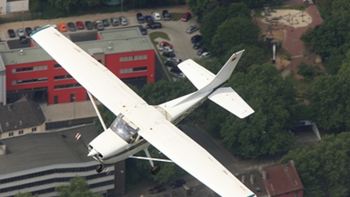 Таинственный кукурузник заметили в небе над Екатеринбургом: Второй день летает