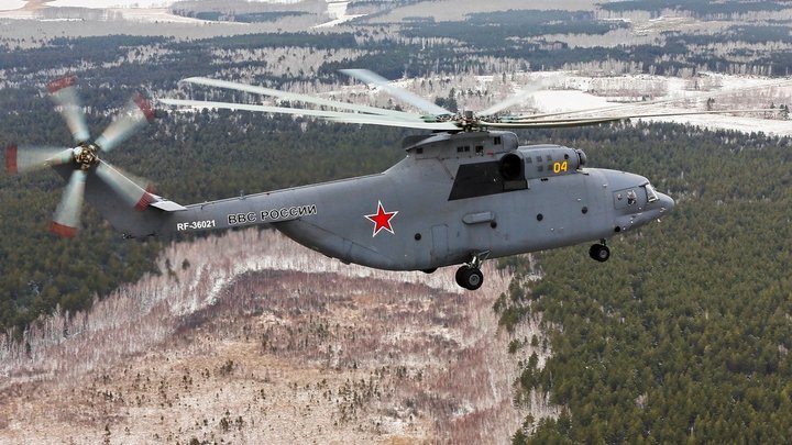 «Сложнейшая задача для экипажей вертолетов»: В Петербурге сняли необычную транспортировку Су-27
