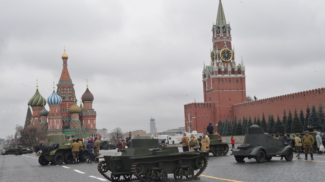 Москва всегда москва. Президент США на параде Победы в Москве.