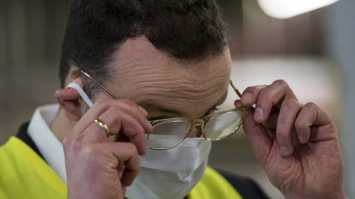 Откажитесь от контактных линз: Врачи предупредили о риске подцепить коронавирус