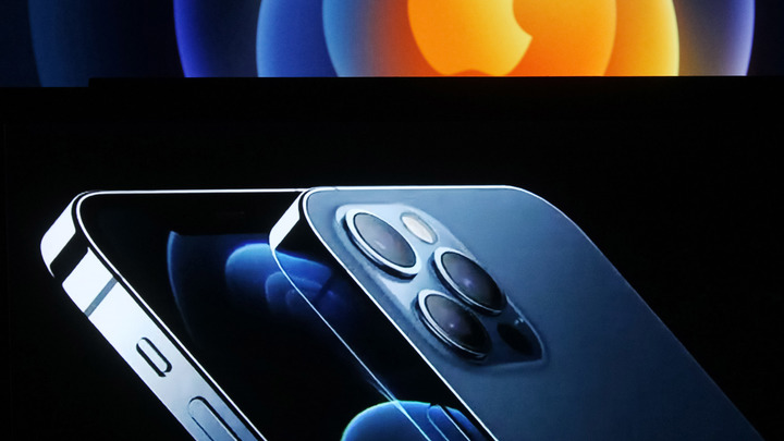 Над iPhone 12 без зарядки и наушников пошутили: Русские тут же накидали несколько классных идей