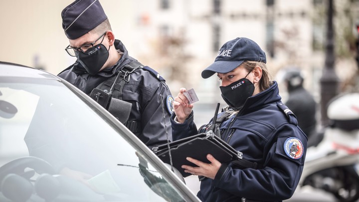 В Париже сорвали очередной теракт. Мужчина с двумя ножами пытался напасть на полицейских