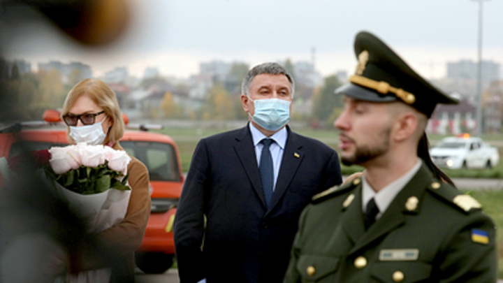 Арестович ляпнул про Донбасс, Аваков потребовал послать подальше. А виноваты русские?