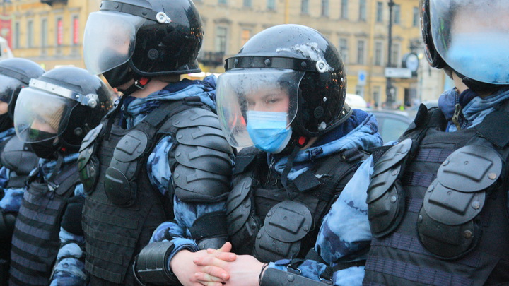 Более-менее митингую…: В ответ на вопрос о Навальном борец с режимом лишь засмеялся