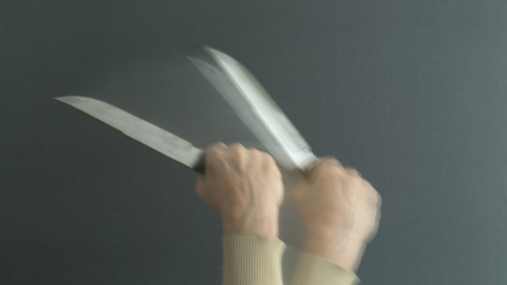 Житель Крымского района разбил кувалдой авто и угрожал убить знакомого