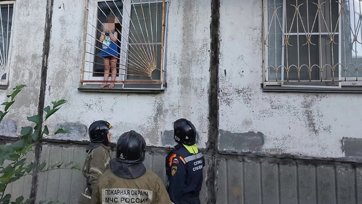 В Челябинске ребёнок наглухо застрял в оконной решётке