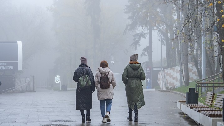 После ночной грозы на Москву опустился густой туман