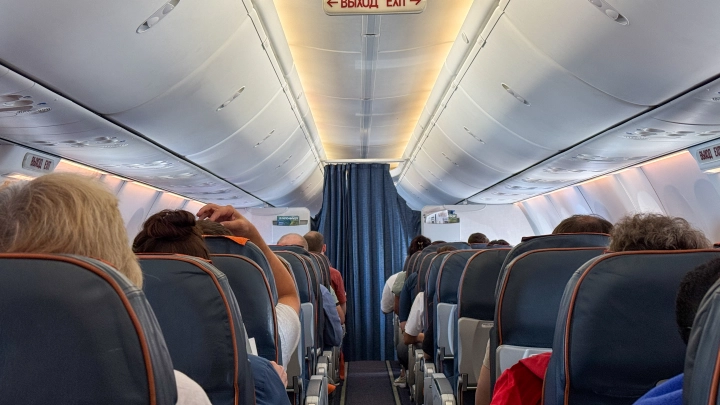 Третий час в темноте: пассажиры рейса Адлер – Москва застряли в самолёте